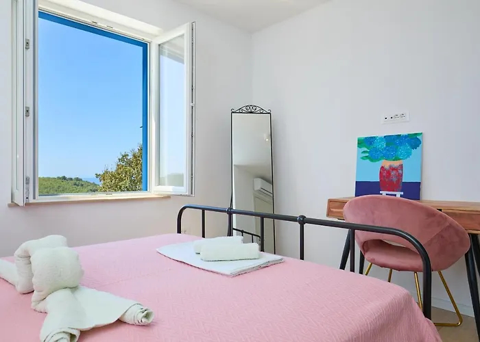 Villa Korta - Spacious House With Pool