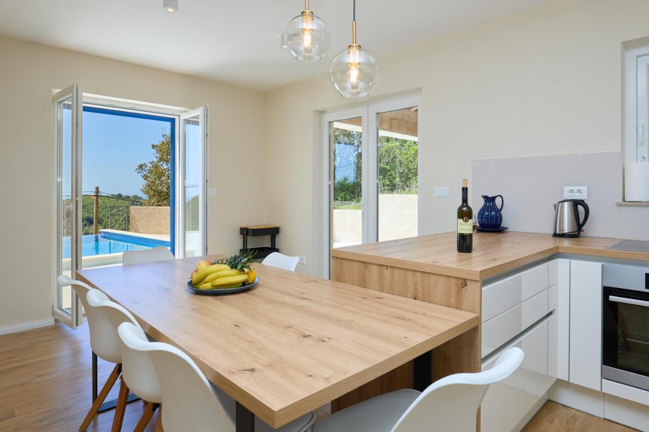 Korta - Spacious House With Pool